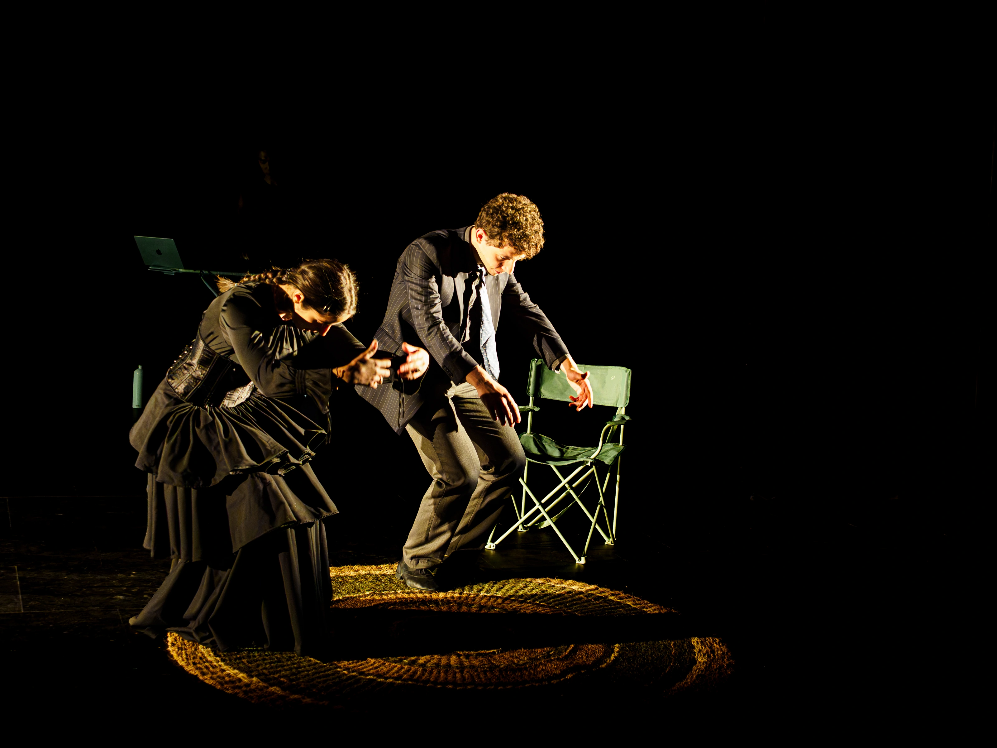 Zélinda Fert et Antoine de Foucauld interprètent une scène près d’un fauteuil vert.